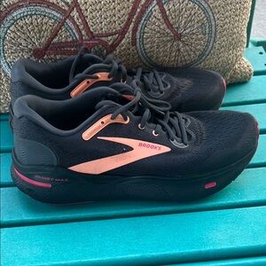 Brooks Women’s Ghost Max Black/pink  Running Shoes with Pink Accents - sz12